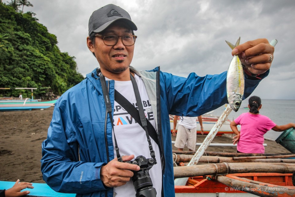 wwf philippines fisheries technical officer david david holds up a bigeye scad