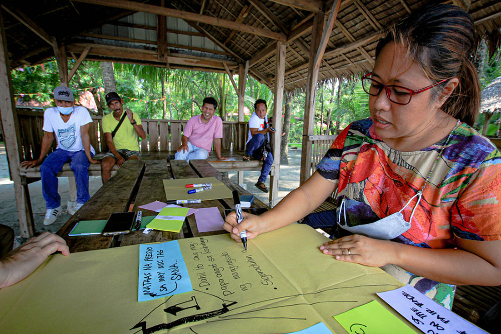 small scale fisher leaders plot out their fishery concerns with the help of wwf philippines staff