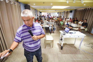 muad negros executive director Rrynic alo explains the concept of a group savings and loan association to the tuna fishermen of lagonoy gulf