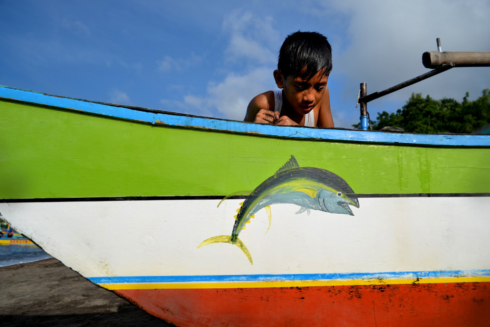 sigil ofa jumping bankulis or yellowfin tuna adorns this little boy’s family boat